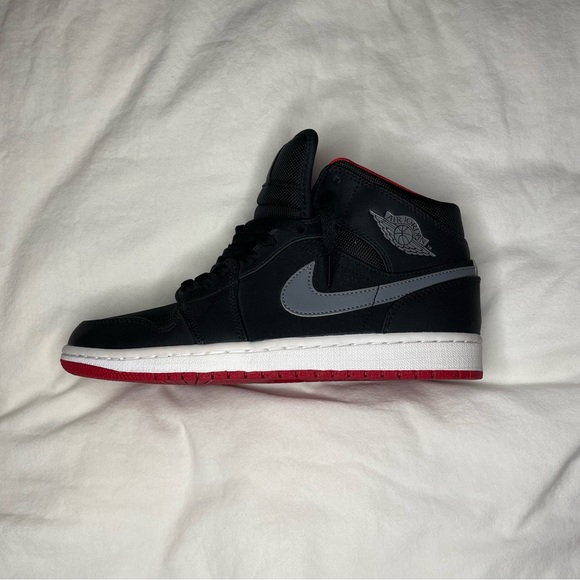 Jordan 1 Mids - Picture 1 of 5
